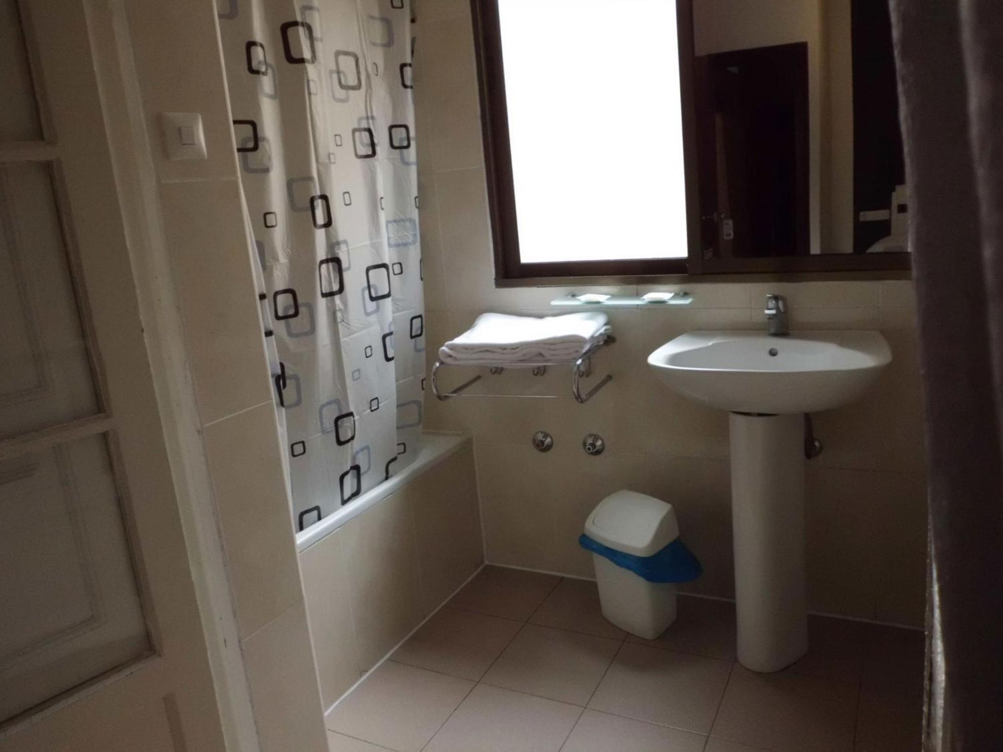 Hostal Lima Valladolid Exteriör bild