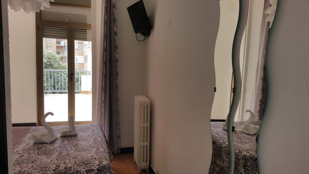 Hostal Lima Valladolid Exteriör bild